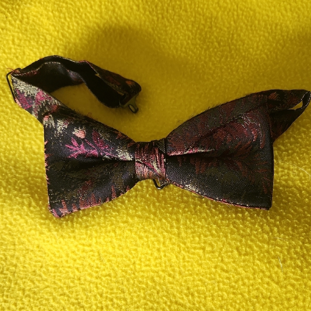Q25 Silk Shiny  Dressy Bow Tie